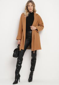Born2be - Brązowy Płaszcz o Szlafrokowym Kroju z Marszczeniem w Talii i Wiązanym Paskiem Sartissa. Okazja: na co dzień. Kolor: brązowy. Materiał: jeans. Długość rękawa: długi rękaw. Długość: długie. Styl: casual, elegancki, klasyczny #4