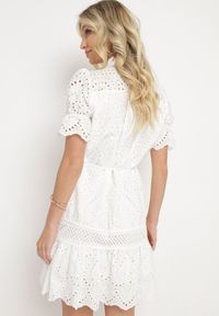 Born2be - Biała Bawełniana Ażurowa Sukienka w Stylu Boho z Falbanką i Paskiem Nelisse. Okazja: na co dzień. Typ kołnierza: kołnierz z falbankami. Kolor: biały. Materiał: bawełna. Wzór: ażurowy. Sezon: wiosna, lato. Styl: boho #2