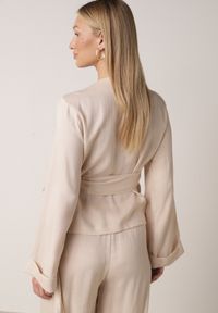 Born2be - Beżowa Kopertowa Bluzka z Wiskozy Ozdobiona Wiązaniem Velanitte. Okazja: na co dzień. Kolor: beżowy. Materiał: wiskoza. Wzór: aplikacja. Styl: casual, elegancki, wizytowy #5