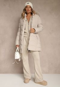 Renee - Ciemnobeżowa Pikowana Kurtka o Taliowanym Kroju z Kapturem z Futerkiem Mindria. Okazja: na spacer. Typ kołnierza: kaptur. Kolor: beżowy. Materiał: futro. Styl: elegancki #4