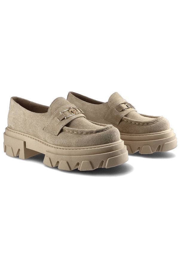 Półbuty damskie Carinii, naturalna skóra zamszowa w beżowym odcieniu z paskiem z metalową klamrą na podbiciu oraz masywną podeszwą z głębokim bieżnik. Okazja: na spacer, na co dzień, do pracy. Zapięcie: bez zapięcia, klamry. Kolor: beżowy. Szerokość cholewki: normalna. Materiał: zamsz, skóra. Sezon: jesień. Obcas: na obcasie. Styl: casual, elegancki. Wysokość obcasa: niski