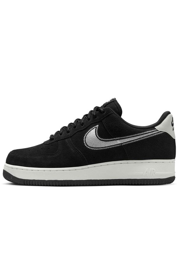 Buty męskie Nike Air Force 1 '07 HJ4465-001 - czarne. Zapięcie: sznurówki. Kolor: czarny. Materiał: zamsz, skóra. Szerokość cholewki: normalna. Sezon: lato. Model: Nike Air Force