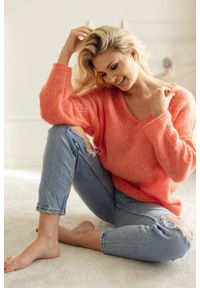 PeeKaBoo - Luźny sweter z dekoltem w serek wełniany pomarańczowy. Typ kołnierza: dekolt w serek. Kolor: pomarańczowy. Materiał: wełna. Styl: elegancki
