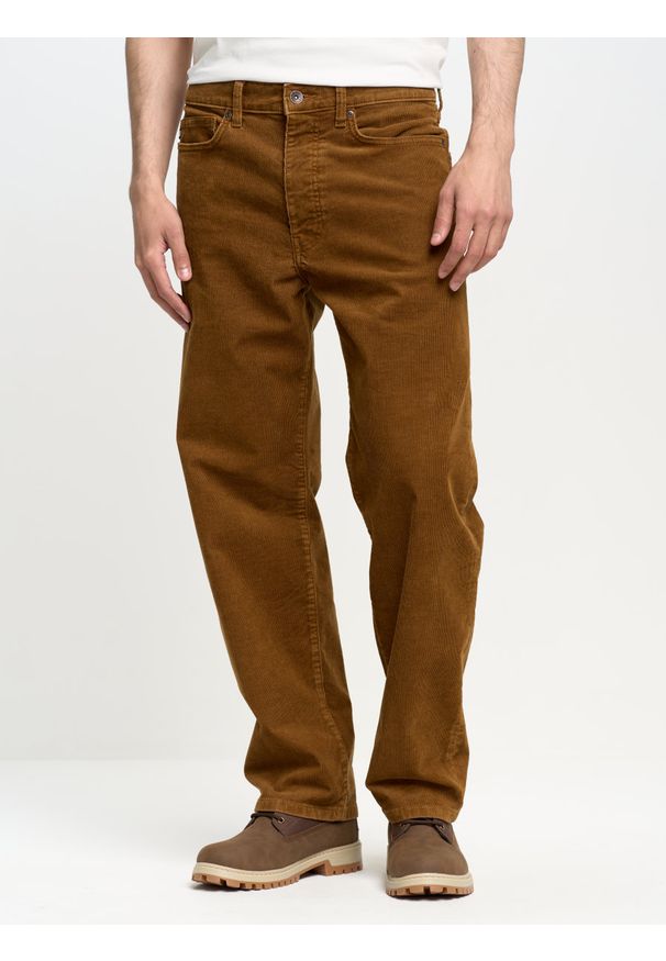 Big-Star - Spodnie męskie sztruksowe brązowe Isaac Cord 803. Stan: podwyższony. Kolor: brązowy. Materiał: sztruks. Sezon: lato. Styl: klasyczny