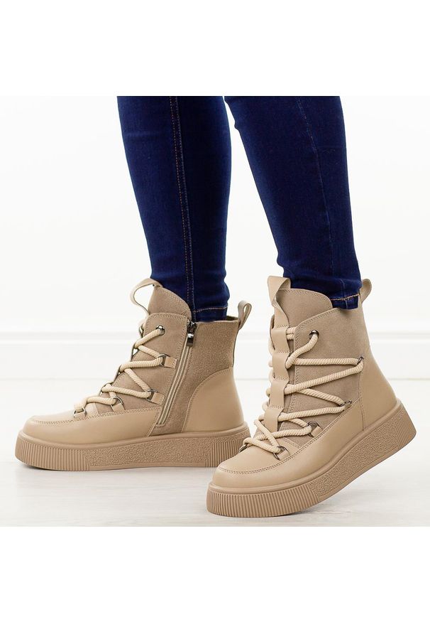 Beżowe skórzane botki damskie Cambell 52330. Okazja: na co dzień. Nosek buta: okrągły. Zapięcie: sznurówki. Kolor: beżowy. Materiał: skóra. Szerokość cholewki: normalna. Sezon: zima, jesień. Styl: elegancki, casual, klasyczny