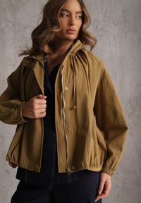 Renee - Zielona Oversizowa Kurtka Przejściowa o Kroju Bombki z Bawełny i Wiskozy Birana. Okazja: na co dzień. Typ kołnierza: kaptur. Kolor: zielony. Materiał: wiskoza, bawełna. Styl: casual #6