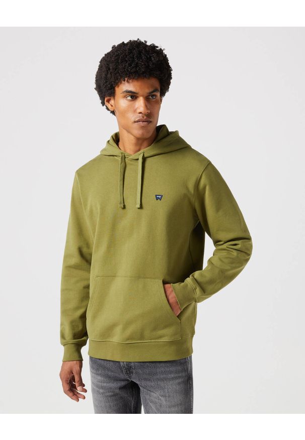 Wrangler - WRANGLER SIGN OFF HOODIE MĘSKA BLUZA Z KAPTUREM NIEROZPINANA DUSTY OLIVE 112350546. Typ kołnierza: kaptur