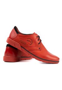 Polbut Buty męskie skórzane 2103 czerwone. Nosek buta: okrągły. Kolor: czerwony. Materiał: materiał. Obcas: na obcasie. Styl: klasyczny. Wysokość obcasa: średni #4