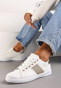 Renee - Biało-Złote Sneakersy Sznurowane Ozdobione Brokatem Vistasta. Nosek buta: okrągły. Zapięcie: sznurówki. Kolor: biały. Materiał: materiał. Wzór: aplikacja. Obcas: na obcasie. Wysokość obcasa: niski #1