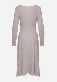 Born2be - Szara Sweterkowa Sukienka z Wiskozą Ozdobiona Guzikami i Imitacją Kieszeni Izamines. Okazja: na co dzień. Kolor: szary. Materiał: wiskoza. Wzór: aplikacja. Typ sukienki: dopasowane, proste. Styl: klasyczny, casual, elegancki #7