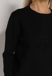 Born2be - Czarny Sweter z Wiskozą i Tłoczonymi Kwiatami Lanifera. Okazja: na co dzień. Kolor: czarny. Materiał: wiskoza. Wzór: kwiaty. Styl: casual #3