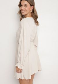 Born2be - Jasnobeżowa Sukienka o Rozkloszowanym Kroju z Ozdobnymi Mankietami Terellea. Okazja: na co dzień. Kolor: beżowy. Materiał: jeans. Długość rękawa: długi rękaw. Styl: klasyczny, casual, elegancki #5