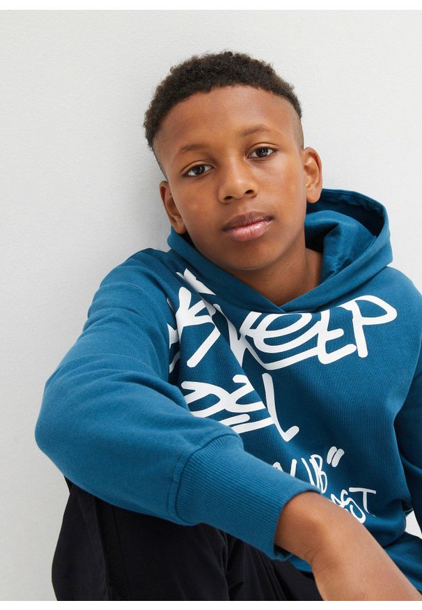 bonprix - Bluza z kapturem z nadrukiem graffiti z czystej bawełny organicznej. Typ kołnierza: kaptur. Kolor: niebieski. Materiał: bawełna. Wzór: nadruk