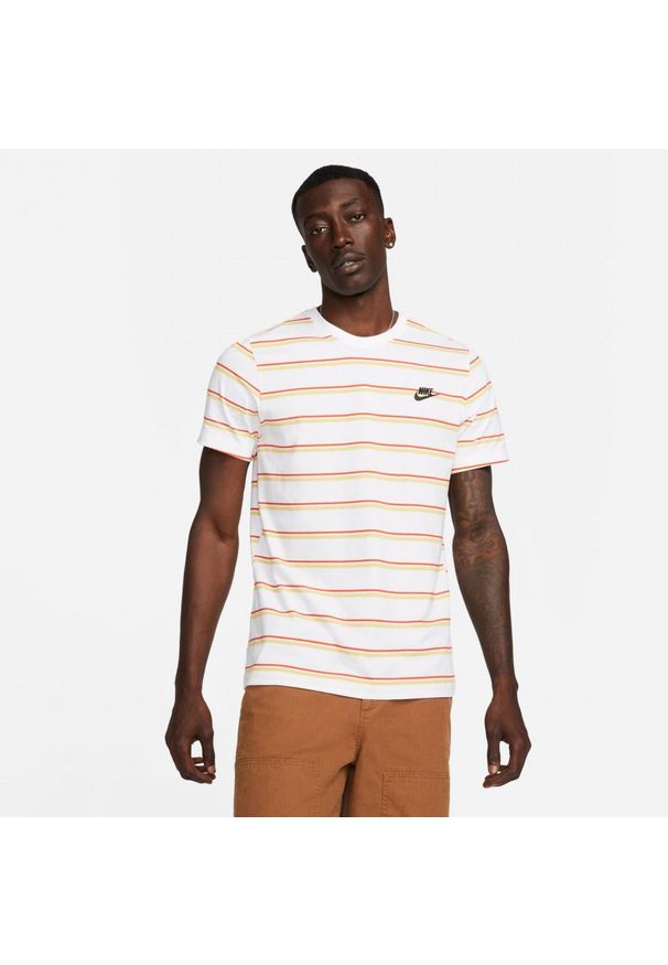 Koszulka T-shirt Nike Club Stripe biała. Kolor: biały. Sport: skateboard