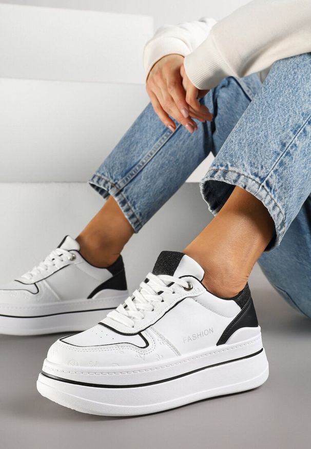 Born2be - Biało-Czarne Sneakersy na Grubej Podeszwie z Napisem i Brokatem Odivena. Okazja: na co dzień. Kolor: biały. Materiał: jeans. Wzór: napisy