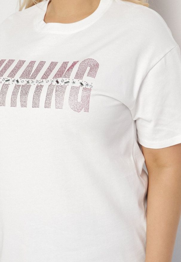 Born2be - Biały T-shirt z Bawełny z Cyrkoniowym Napisem Hirtebia. Okazja: na co dzień. Kolor: biały. Materiał: bawełna. Wzór: napisy. Styl: casual