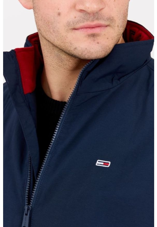 Tommy Jeans - TOMMY JEANS Granatowa męska kurtka przejściowa z drobnym logo. Kolor: niebieski. Materiał: poliamid. Wzór: bez wzorów
