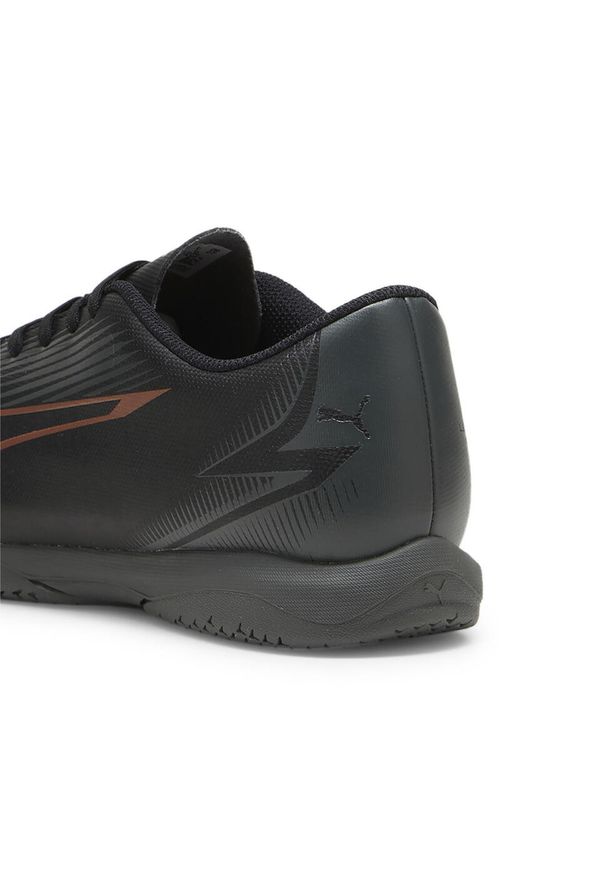 Buty piłkarskie męskie Puma Ultra Play It. Kolor: czarny, brązowy, wielokolorowy. Materiał: syntetyk. Szerokość cholewki: normalna. Wzór: nadruk. Sport: piłka nożna