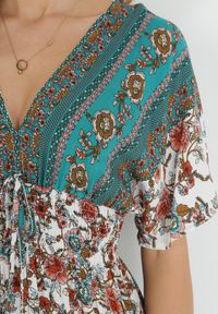 Born2be - Biało-Zielona Sukienka Mini z Wiskozy z Gumkami w Talii z Falbanką Hypalina. Kolor: zielony. Materiał: wiskoza. Długość: mini #2