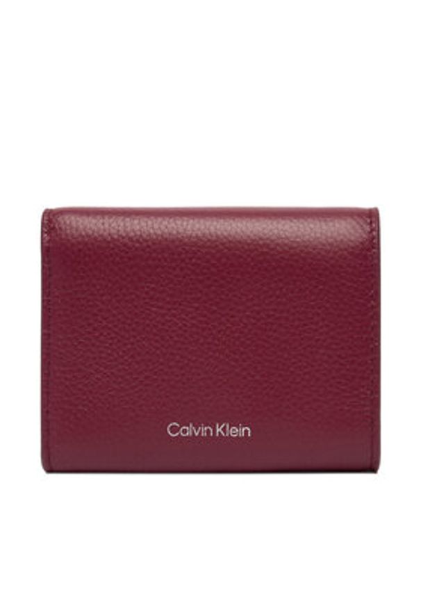 Calvin Klein Portfel Emblem Hw Pebble Trifold W/Zip LV04F1128G Bordowy. Kolor: czerwony. Materiał: skóra