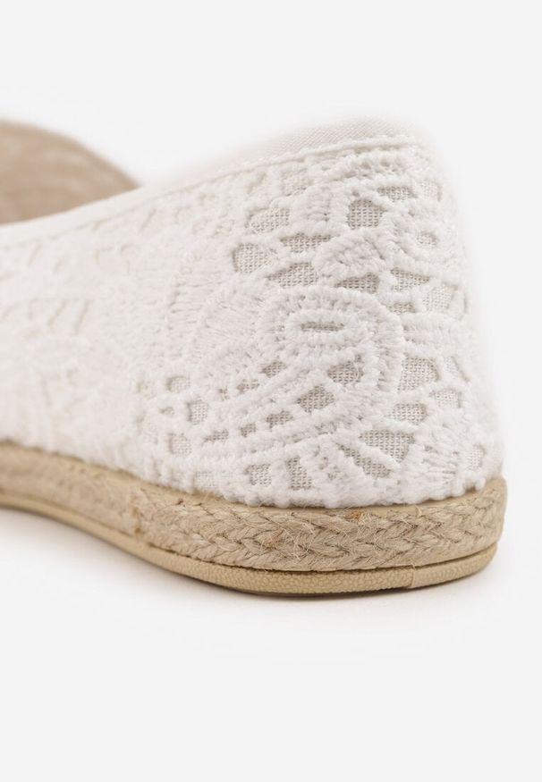 Renee - Białe Espadryle z Koronkową Cholewką i Podeszwą z Plecionki Marilex. Okazja: na co dzień. Kolor: biały. Materiał: koronka. Szerokość cholewki: normalna. Wzór: koronka. Sezon: wiosna. Styl: boho, casual