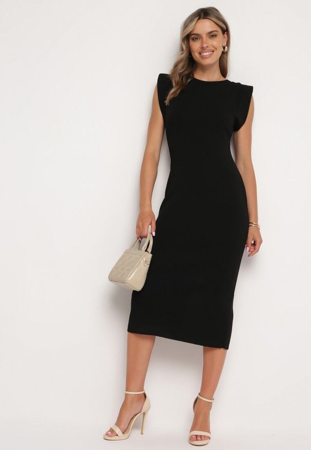 Born2be - Czarna Sukienka Bodycon z Prążkowanej Dzianiny z Rozcięciem Roleria. Okazja: na co dzień. Kolor: czarny. Materiał: dzianina, prążkowany. Długość rękawa: bez rękawów. Typ sukienki: bodycon. Styl: casual, elegancki