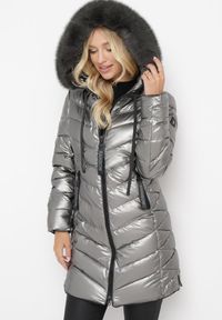 Born2be - Srebrna Pikowana Kurtka z Kapturem Ozdobionym Futerkiem Kavenna. Typ kołnierza: kaptur. Kolor: srebrny. Materiał: futro. Wzór: aplikacja #1