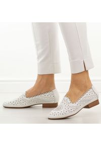 Białe skórzane półbuty damskie Jezzi Ol50-3. Okazja: na co dzień. Nosek buta: okrągły. Kolor: biały. Szerokość cholewki: normalna. Wzór: ażurowy, aplikacja. Materiał: skóra. Sezon: wiosna, lato. Obcas: na obcasie. Styl: casual, elegancki, klasyczny, wizytowy. Wysokość obcasa: niski #1