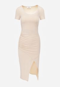 Born2be - Beżowa Dopasowana Sukienka z Marszczeniem i Dłuższym Tyłem Lilate. Okazja: na co dzień. Kolor: beżowy. Materiał: wiskoza. Długość rękawa: krótki rękaw. Typ sukienki: asymetryczne. Styl: casual, elegancki #6