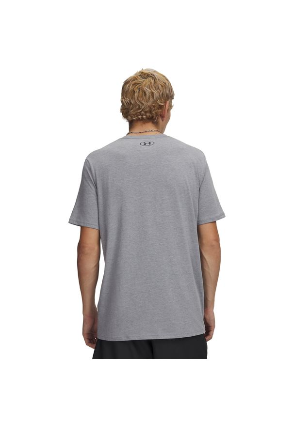 Koszulka Under Armour Sportstyle Left Chest Tee (1326799-036). Kolor: szary. Materiał: materiał, bawełna. Sport: turystyka piesza, kolarstwo, joga i pilates, wspinaczka, fitness