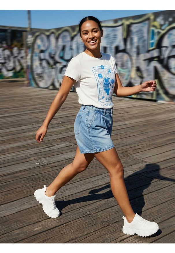 Sinsay - Bawełniana koszulka z nadrukiem - kremowy. Kolor: kremowy. Materiał: bawełna. Wzór: nadruk