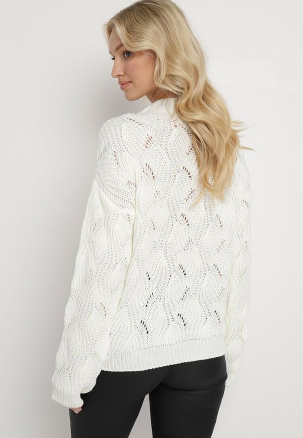 Born2be - Jasnobeżowy Luźny Sweter w Ozdobny Splot Ujuvertta. Kolor: beżowy. Materiał: dzianina. Wzór: ze splotem. Styl: elegancki