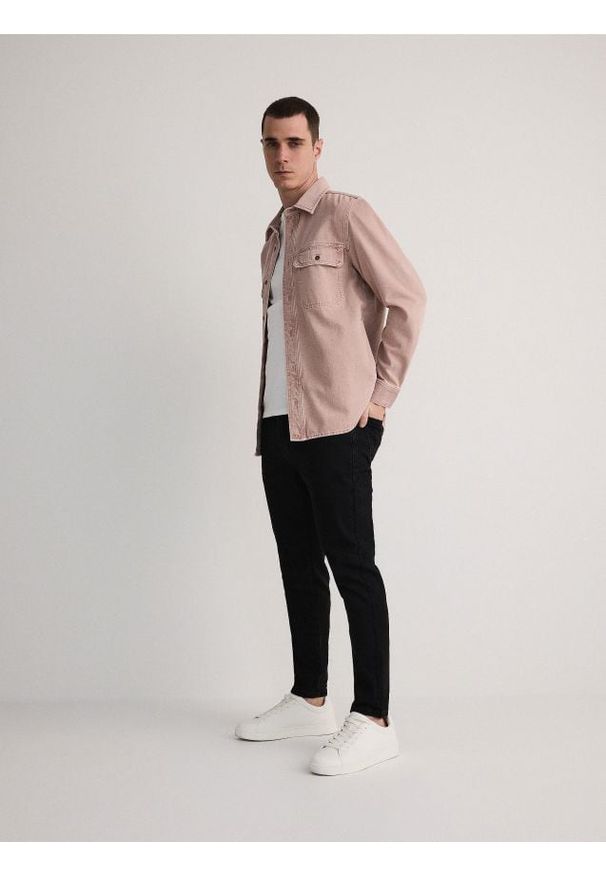 Reserved - Jeansy carrot slim z efektem sprania - czarny. Kolor: czarny