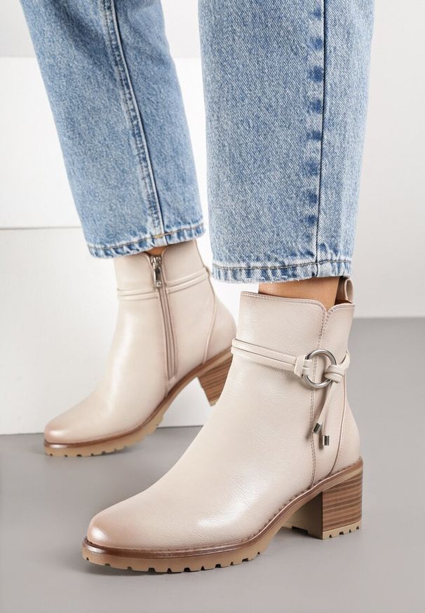 Renee - Beżowe Botki na Słupkowym Obcasie Zdobione Aplikacją Tulaviera. Okazja: na co dzień. Kolor: beżowy. Materiał: jeans. Szerokość cholewki: normalna. Wzór: aplikacja. Obcas: na obcasie. Styl: casual. Wysokość obcasa: średni