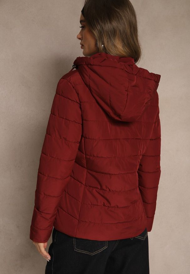 Renee - Bordowa Pikowana Kurtka Przejściowa z Kapturem z Możliwością Odpięcia Olantta. Okazja: na co dzień. Typ kołnierza: kaptur. Kolor: czerwony. Materiał: poliester, jeans. Długość: krótkie. Styl: casual, elegancki