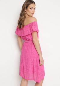 Born2be - Fuksjowa Sukienka Hiszpanka z Ozdobnym Haftem i Paskiem w Talii Perenna. Okazja: na co dzień. Typ kołnierza: dekolt hiszpanka. Kolor: różowy. Wzór: haft. Styl: casual, elegancki, wizytowy #2