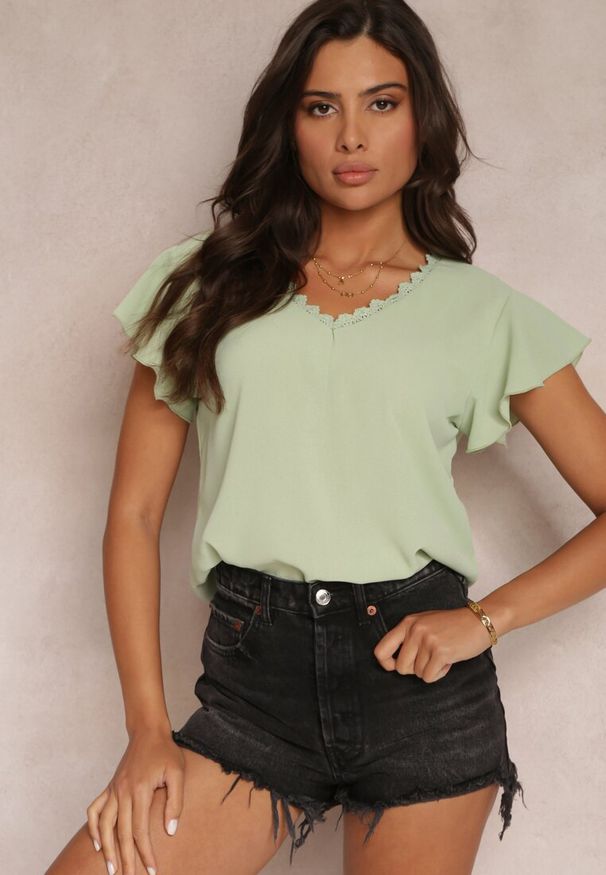 Renee - Zielona Przezroczysta Bluzka z Koronkowymi Wstawkami Lenley. Okazja: na co dzień. Typ kołnierza: kołnierz z falbankami. Kolor: zielony. Materiał: koronka. Styl: casual