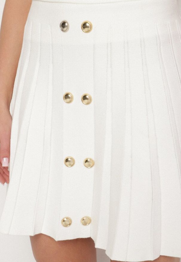 Born2be - Biała Plisowana Spódnica z Wiskozą z Wysokim Stanem i Guzikami Natorella. Okazja: na co dzień. Stan: podwyższony. Kolor: biały. Materiał: wiskoza. Styl: casual, elegancki