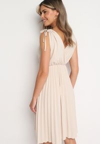 Born2be - Beżowa Plisowana Sukienka z Bawełną i Wiskozą z Gumką w Talii i Kopertowym Dekoltem Karamla. Typ kołnierza: dekolt kopertowy. Kolor: beżowy. Materiał: bawełna, wiskoza. Typ sukienki: kopertowe #7