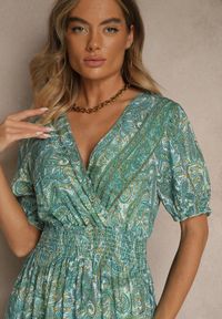 Renee - Zielona Rozkloszowana Sukienka z Bawełny Zdobiona Wzorem Paisley Folitea. Typ kołnierza: dekolt w serek. Kolor: zielony. Materiał: bawełna. Wzór: paisley, aplikacja. Sezon: wiosna #2