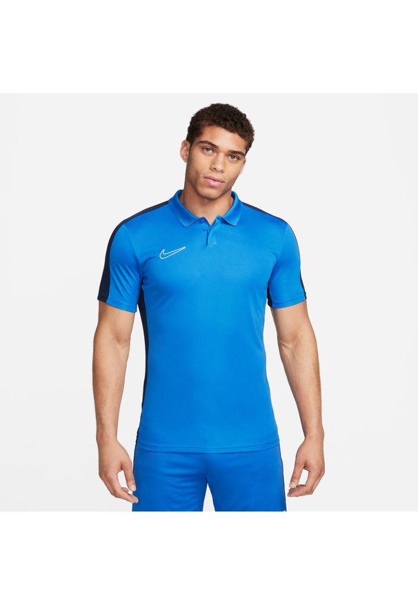 Koszulka sportowa męska Nike Drifit Academy. Typ kołnierza: polo. Kolor: biały, wielokolorowy, niebieski. Materiał: poliester