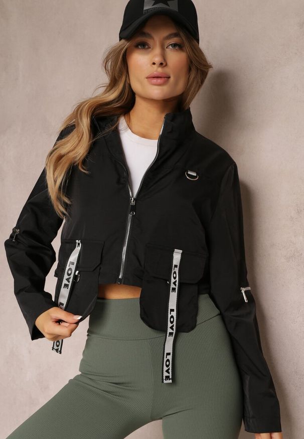 Renee - Czarny Płaszcz z Regulowaną Długością i Ozdobnymi Wstawkami Nainika. Kolor: czarny. Wzór: aplikacja, napisy. Sezon: wiosna, jesień