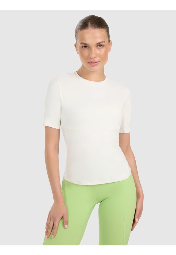4f - 4F Koszulka treningowa slim szybkoschnąca damska - beżowa L. Kolor: beżowy. Materiał: elastan, włókno, syntetyk, materiał. Wzór: gładki, ze splotem. Sport: fitness