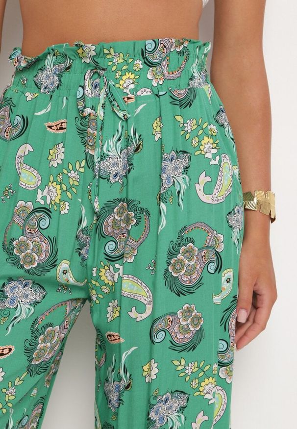 Born2be - Zielone Spodnie z Bawełny z w Stylu Boho z Szerokimi Nogawkami i Gumką w Talii Jelvia. Okazja: na co dzień. Kolor: zielony. Materiał: bawełna. Sezon: wiosna, lato. Styl: boho
