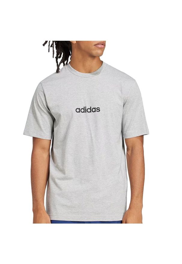 Adidas - Koszulka męska adidas Sportswear Essentials Linear Single JE9002 - szara. Kolor: szary. Materiał: bawełna, dzianina. Długość rękawa: krótki rękaw. Długość: krótkie. Wzór: napisy