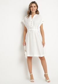 Born2be - Biała Sukienka z Wiskozy o Rozkloszowanym Kroju z Paskiem Sepina. Okazja: na co dzień. Typ kołnierza: dekolt w serek. Kolor: biały. Materiał: wiskoza. Długość rękawa: krótki rękaw. Wzór: aplikacja. Sezon: lato. Styl: casual, elegancki, klasyczny #7