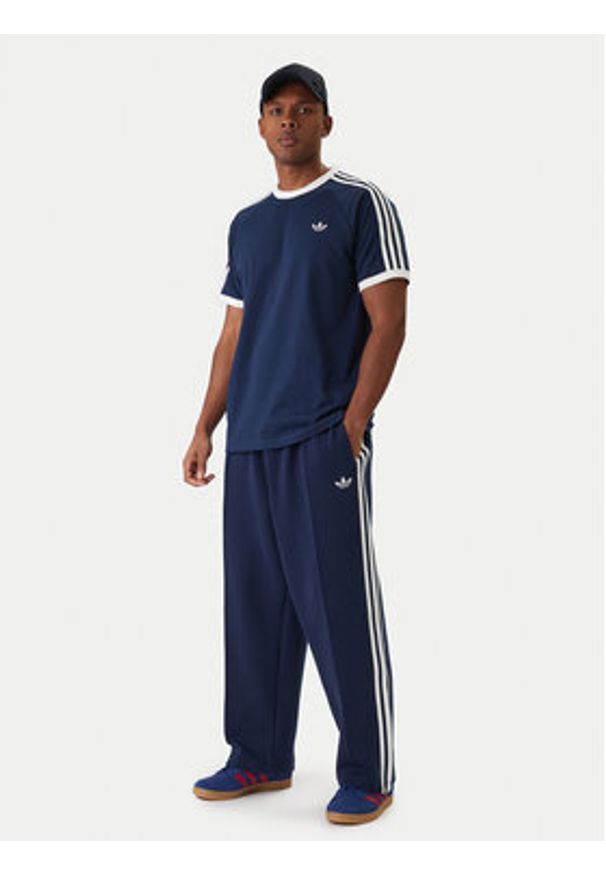 Adidas - adidas Spodnie dresowe adicolor Spacer Track KD4087 Granatowy Baggy Fit. Kolor: niebieski. Materiał: bawełna. Sport: turystyka piesza