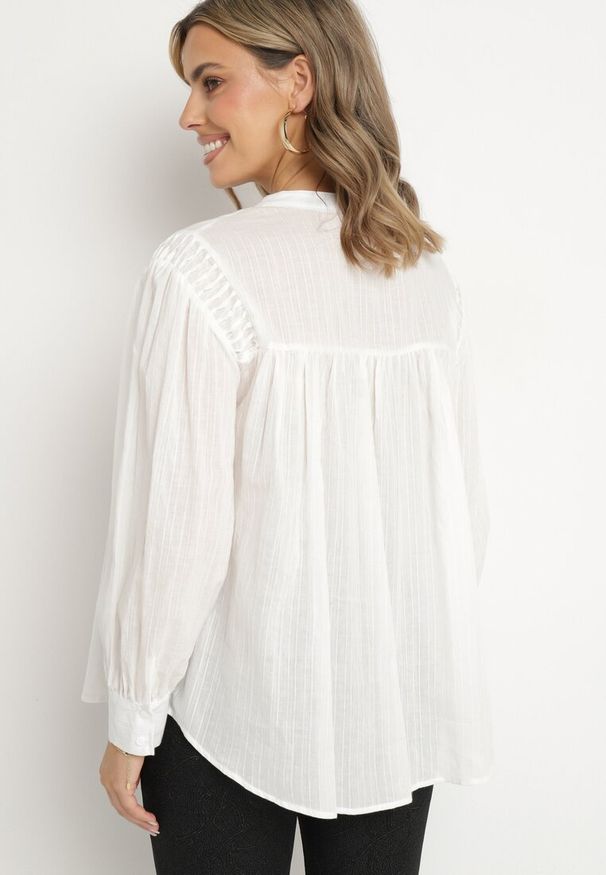 Born2be - Biała Bawełniana Koszula z Przeszyciami na Ramionach Umika. Okazja: na co dzień. Kolor: biały. Materiał: bawełna. Długość rękawa: długi rękaw. Długość: długie. Styl: casual