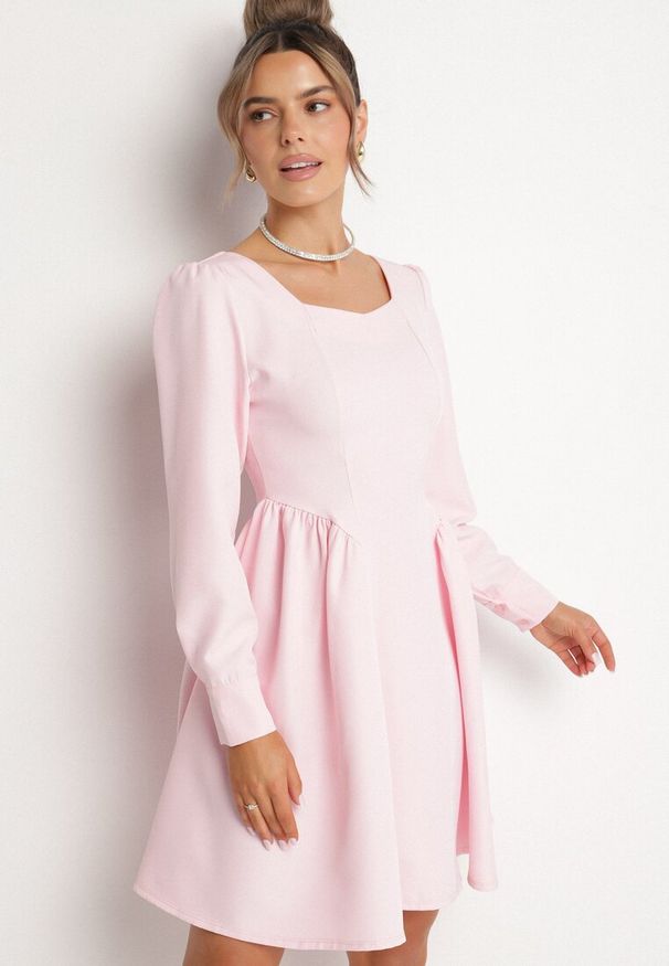Born2be - Różowa Rozkloszowana Sukienka z Kwadratowym Dekoltem Katilora. Typ kołnierza: dekolt kwadratowy. Kolor: różowy. Długość rękawa: długi rękaw. Styl: klasyczny