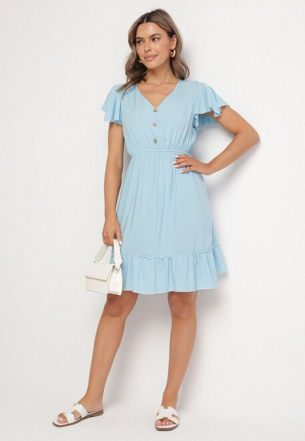 Born2be - Niebieska Rozkloszowana Bawełniana Sukienka z Guzikami i Falbanami Natinema. Okazja: na co dzień. Typ kołnierza: dekolt w serek. Kolor: niebieski. Materiał: bawełna. Sezon: lato. Styl: casual